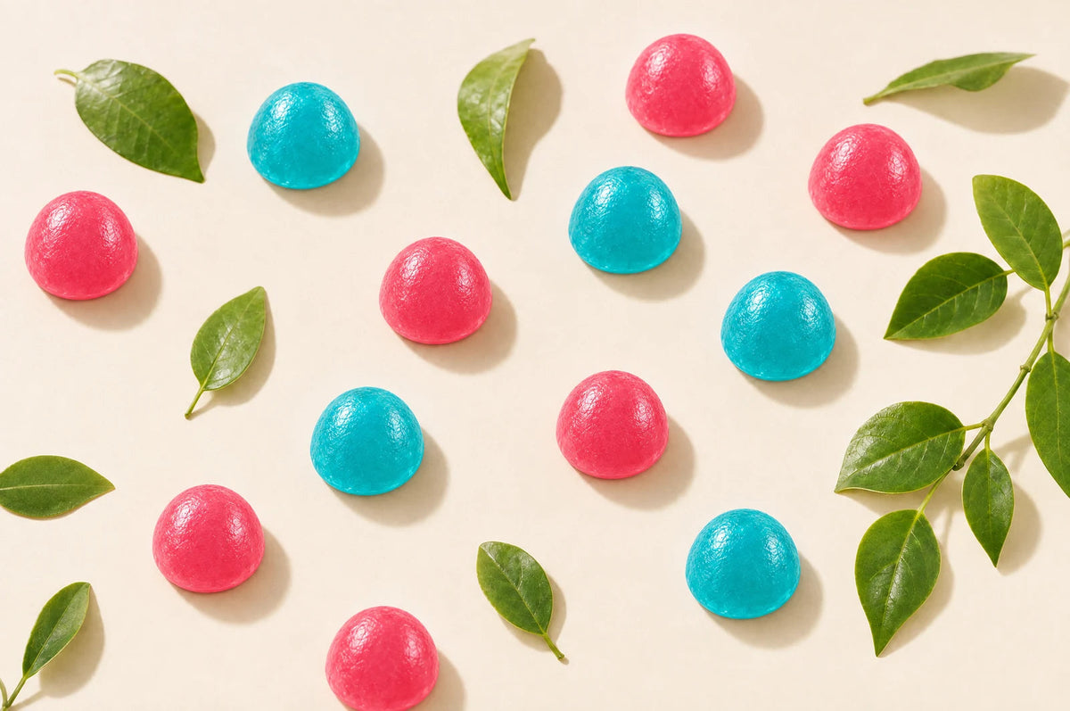 Gomitas de creatina Fills en composición equilibrada sobre fondo crema, fuerza y vitalidad después de los 40