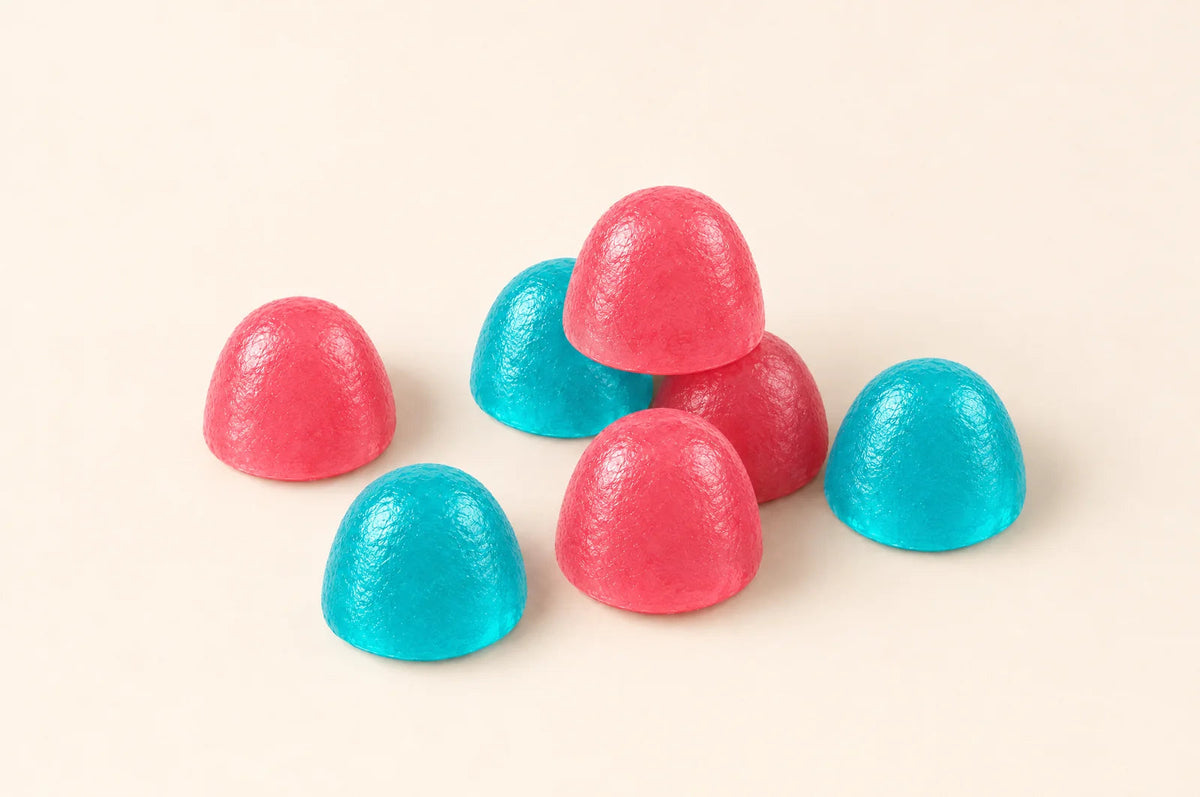 Gomitas de creatina Fills Watermelon y Blueberry sobre fondo crema