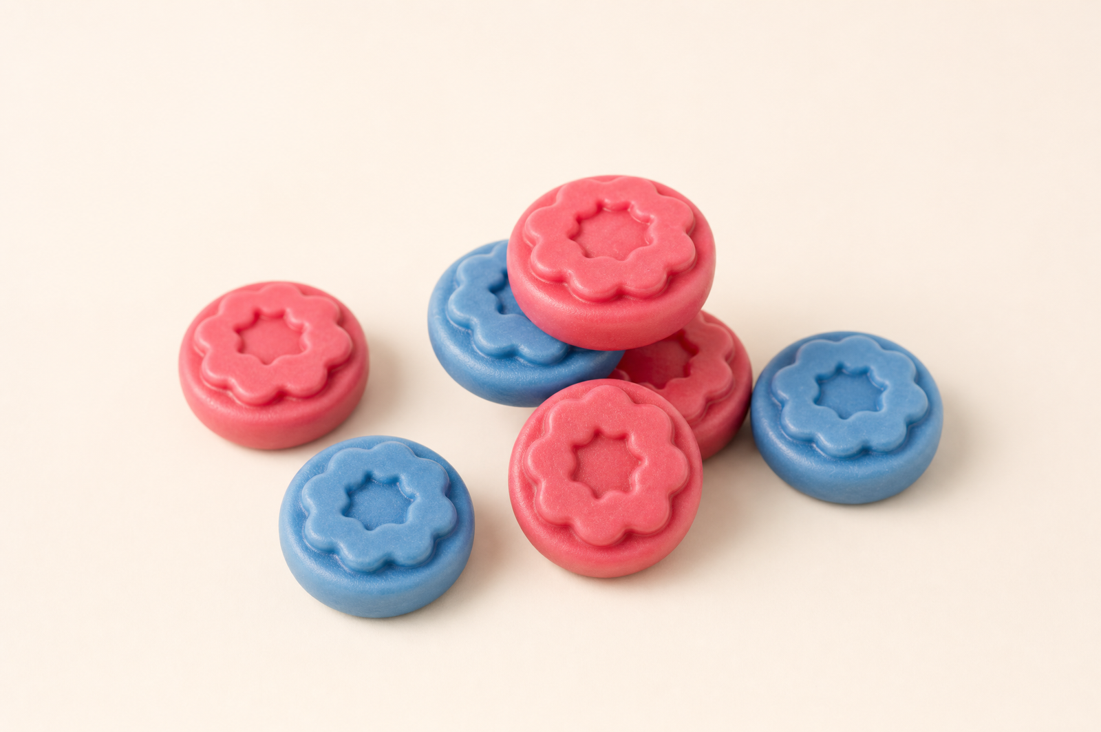 Gomitas de creatina Fills Watermelon y Blueberry sobre fondo crema